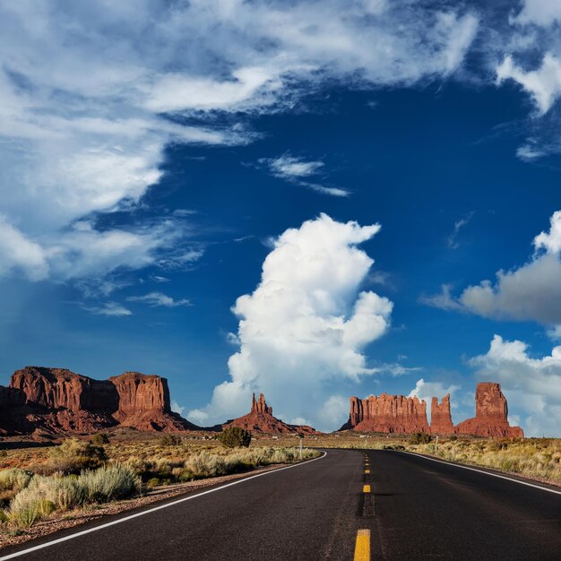 Pusta malownicza autostrada w Monument Valley