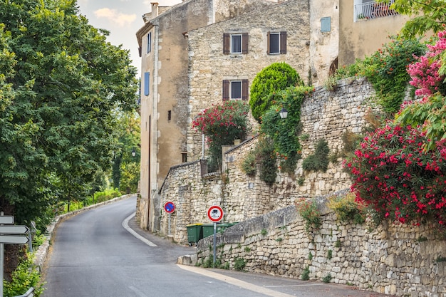 Pusta Malownicza Droga Wzdłuż Kamiennego Muru I Starych Historycznych Domów W Lacoste Provence We Francji