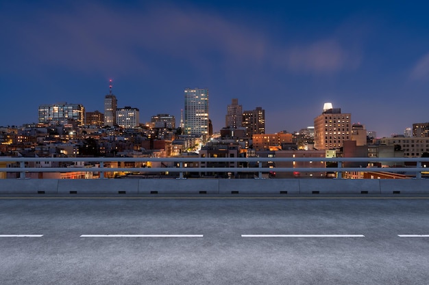 Pusta miejska asfaltowa droga zewnętrzna z tłem budynków miejskich Nowa nowoczesna autostrada betonowa konstrukcja Koncepcja droga do sukcesu Transport przemysł logistyczny szybka dostawa San Francisco USA