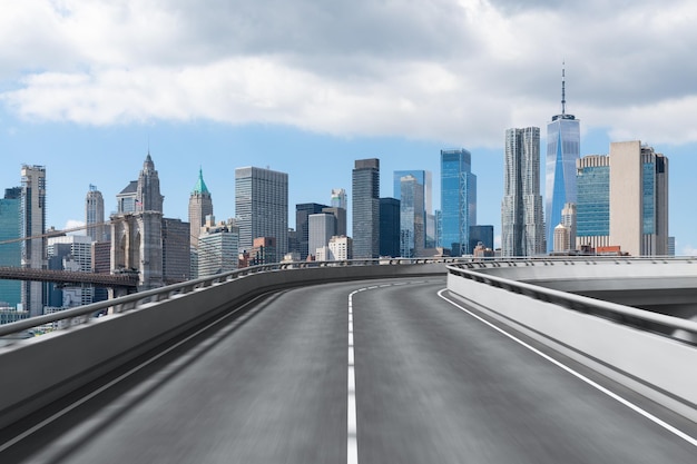 Pusta miejska droga asfaltowa na zewnątrz z tłem budynków miasta Nowa nowoczesna autostrada betonowa koncepcja drogi do sukcesu Transport przemysł logistyczny szybka dostawa Nowy Jork USA