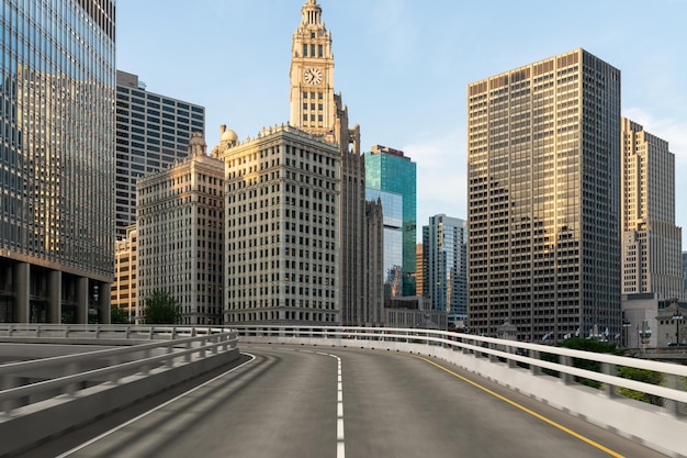 Pusta miejska droga asfaltowa na zewnątrz z tłem budynków miejskich Nowa nowoczesna konstrukcja betonowa autostrady Koncepcja drogi do sukcesu Transport przemysł logistyczny szybka dostawa Chicago USA