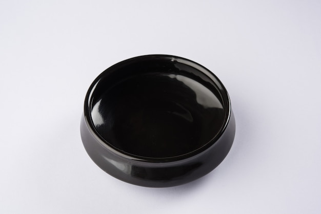 Pusta miska ceramiczna lub naczynia na białym tle
