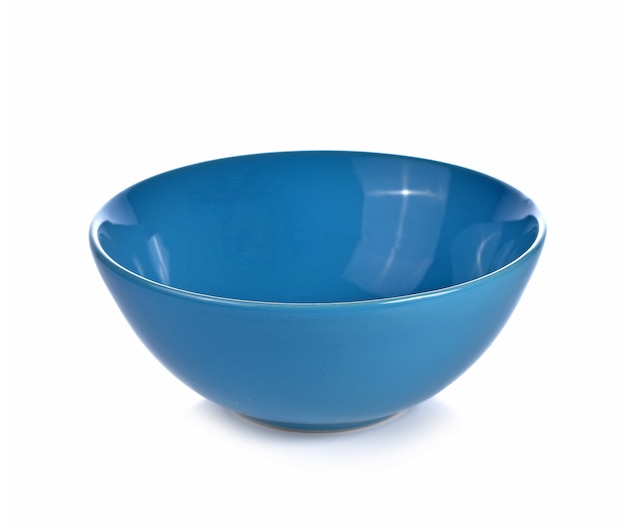 Pusta niebieska miska ceramiczna na białym tle