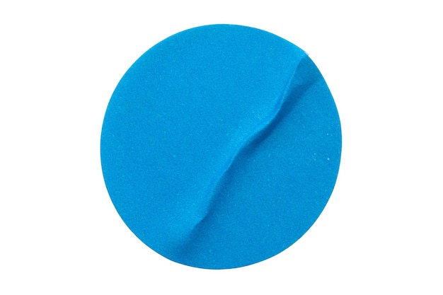 Pusta niebieska okrągła etykieta samoprzylepna na papierze na białym tle