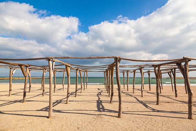 Pusta plaża i morze wczesną wiosną w słoneczny dzień