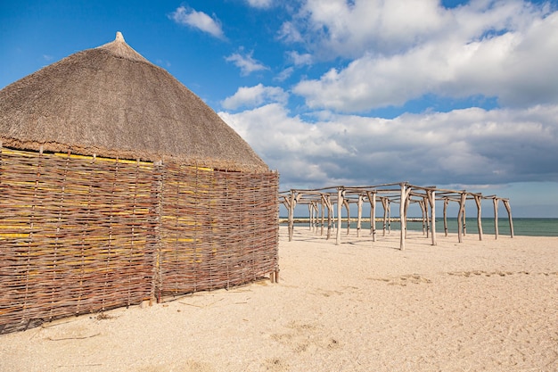 Pusta plaża i morze wczesną wiosną w słoneczny dzień