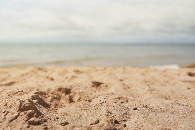 Pusta plaża morze piasek ocean tropikalna plaża krajobraz podróż tło i baner lato wakacje con...