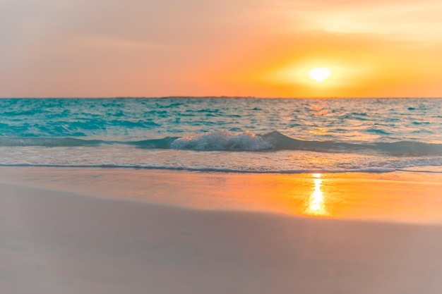 Pusta plaża słońca Idylliczny tropikalny krajobraz plaży na tle lub tapetę Miękkie fale powitalny