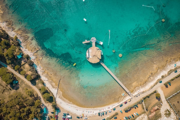 Pusta plaża z domem na wodzie. Zrelaksuj się na plaży.