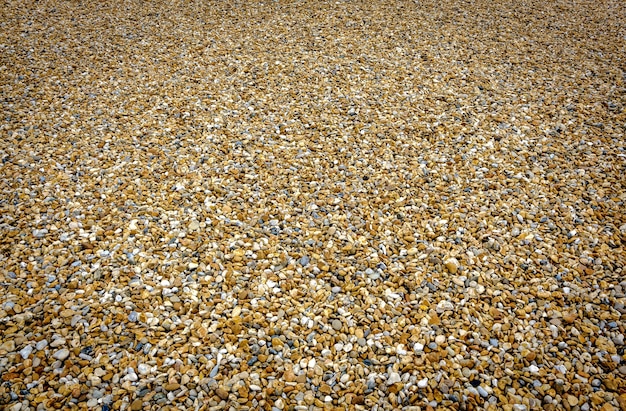 Pusta plaża żwirowa na południowym wybrzeżu Anglii.