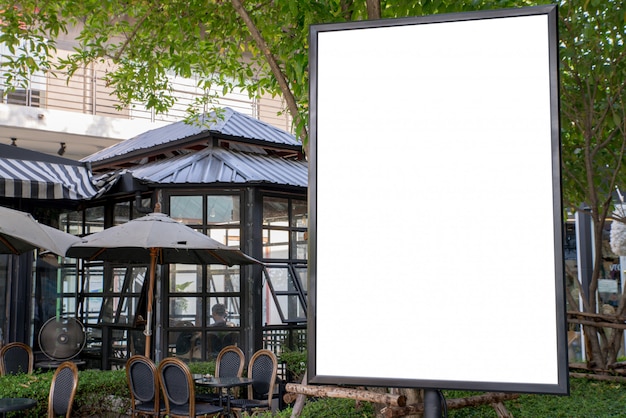 Zdjęcie pusta plenerowa biała deska przy chodniczek restauracj reklamować.