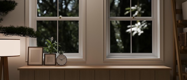Pusta przestrzeń na drewnianym blacie lub szufladzie przy oknie w minimalistycznym salonie