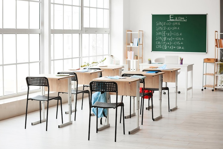 Zdjęcie pusta sala lekcyjna w szkole bez ucznia i nauczyciela