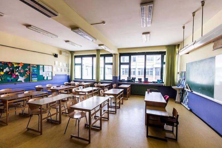 Zdjęcie pusta sala lekcyjna w szkole bez ucznia i nauczyciela