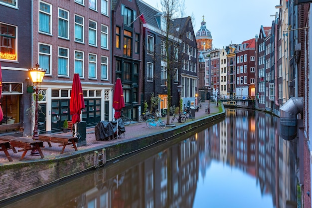 Pusta słynna dzielnica czerwonych latarni de Wallen podczas porannej niebieskiej godziny amsterdam holland holandia