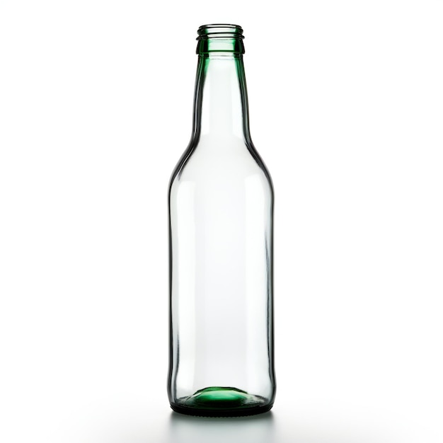 Pusta szklana butelka na białym tle