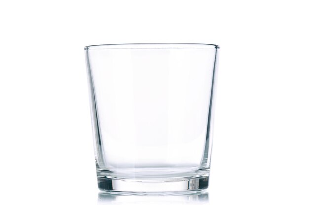 Zdjęcie pusta szklanka do soku wodnego lub mleka na białym tle