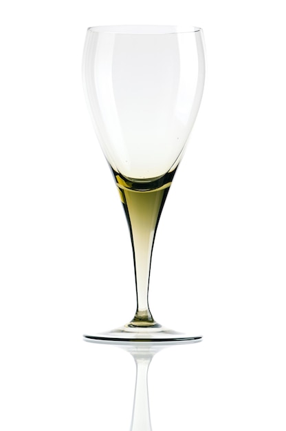 Pusta szklanka do wina izolowana na białym tle