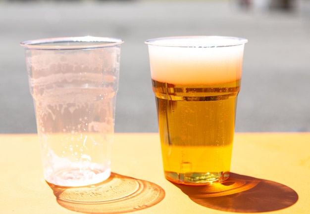Pusta szklanka i pełna szklanka piwa koncepcyjny obraz optymizmu i pesymizmu