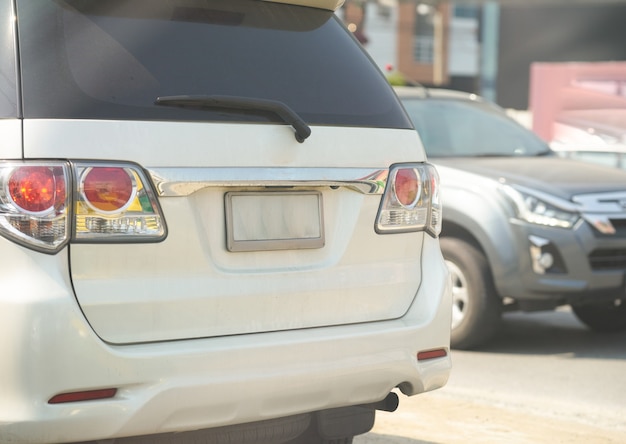 Pusta tablica rejestracyjna samochodu na białym suv widok z tyłu