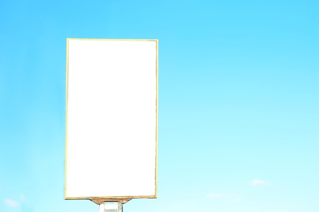 Pusta tablica reklamowa na zewnątrz na tle błękitnego nieba