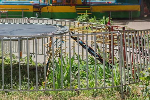 Pusta trampolina w parku dla dzieci