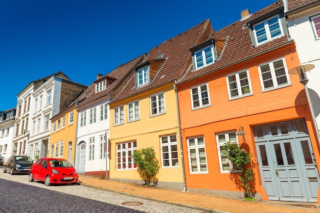 Pusta ulica małego europejskiego miasteczka. Kolorowe zabytkowe domy w tradycyjnym niemiecko-duńskim stylu. Flensburg, Niemcy