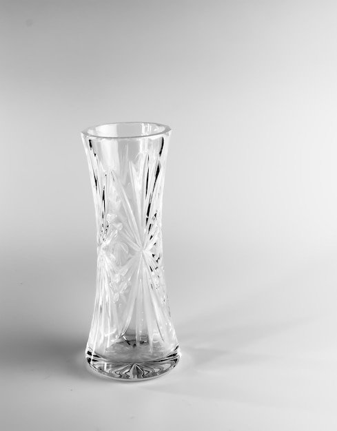 Pusta wazonka kryształowa na białym tle Waza została wykonana w połowie XX wieku