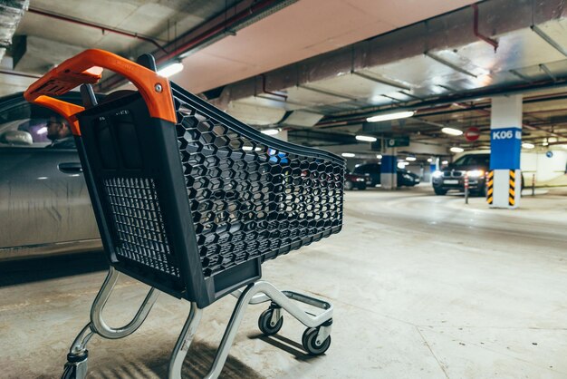 Pusta wózek na podziemnym parkingu. Koncepcja kopiowania miejsca na zakupy.