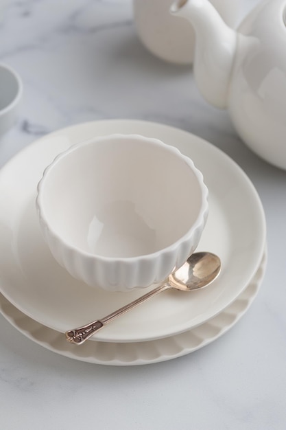Pusta zastawa stołowa biały talerz miska i filiżanka na białym stole jako tło dla naczynia foodbackground