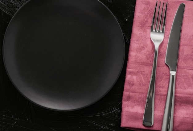 Pusta zastawa stołowa z różową serwetką do stylizacji jedzenia rekwizyty deluxe zestaw na imprezę weselną datę przyjęcia lub luksusowy wystrój wnętrz marki projekt wakacyjny