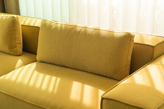 Zdjęcie pusta złota musztardowa sofa w salonie