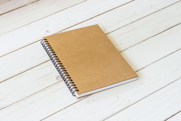 Puste archiwalne notebooka papieru na drewnianych tabeli