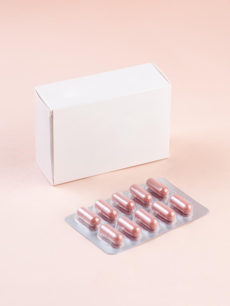 Zdjęcie puste białe opakowanie produktu lekarstwo pudełko mockupxaobok pudełka znajduje się blister z widokiem z góry na witaminę miejsce na logo i tekst