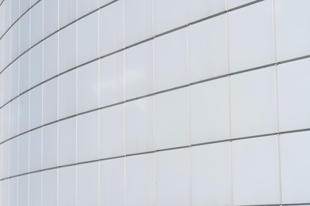 Puste białe tło kwadratowych komórek Ściany budynku pokryte są kwadratowymi metalowymi panelami Zewnętrzna strona budynków Rozwiązania projektowe