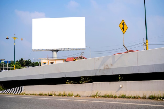 Puste billboardy na plakaty reklamowe na zewnątrz lub puste billboardy w ciągu dnia na reklamę