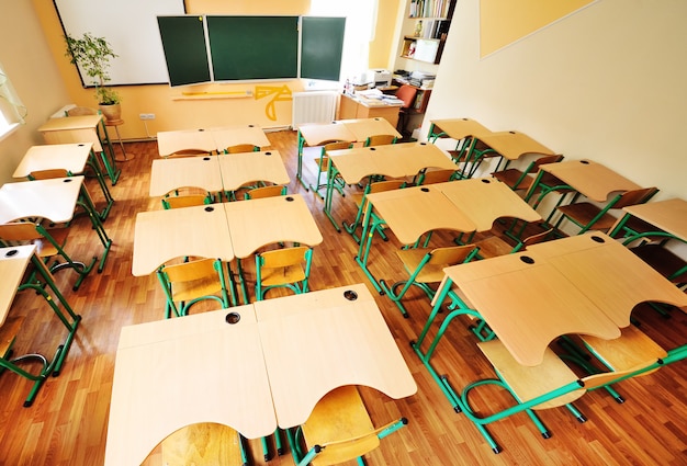 Zdjęcie puste biurka szkolne krzesła zielona tablica koncepcja powrotu do szkoły brak edukacji ludzi