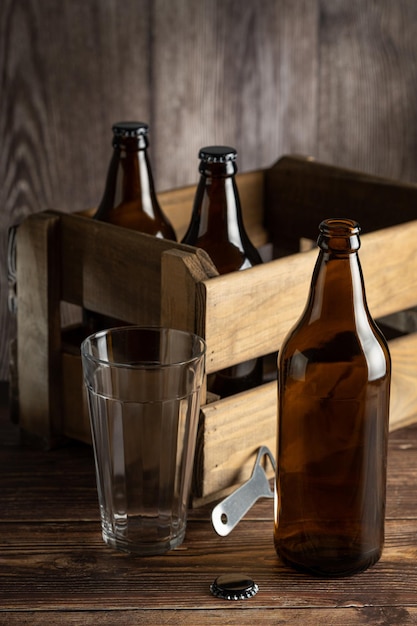 Puste, bursztynowe butelki piwa na drewnianym tle