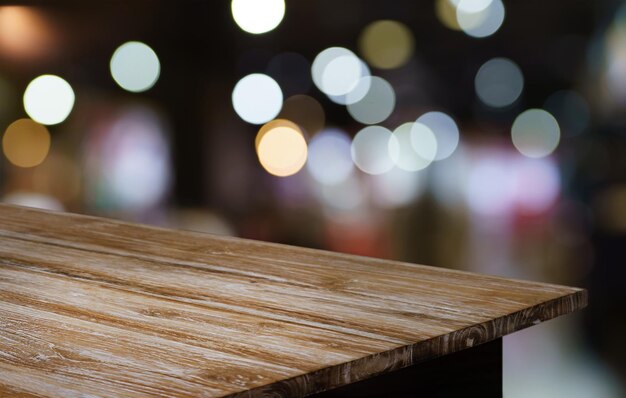 Puste drewniane stoły i rozmyte tło ogrodu na zewnątrz Pusta drewniana przestrzeń na stole do promocji marketingowej tekstu pusta przestrzeń do kopiowania drewnianego stołu na tle