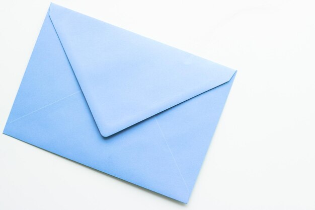 Puste koperty papierowe na marmurowym płaskim tle wakacyjna poczta pocztowa lub pocztówka projekt wiadomości