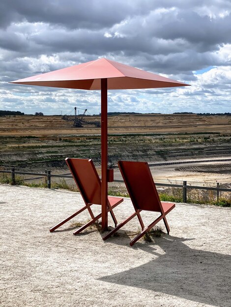 Zdjęcie puste krzesła na plaży na tle nieba