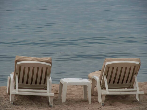 Zdjęcie puste krzesła na plaży nad morzem