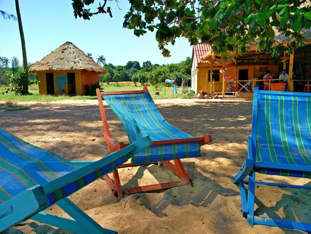 Zdjęcie puste krzesła przy basenie na plaży na tle nieba