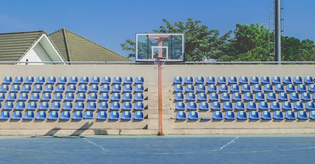 Zdjęcie puste krzesła przy basenie przeciwko budynkowi