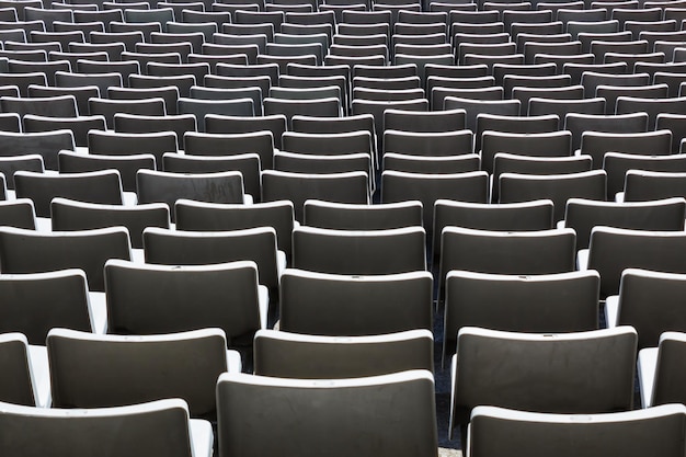 Puste krzesła stadionu sportowego