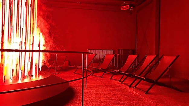 Zdjęcie puste krzesła w pokoju z elektronicznym ogniem