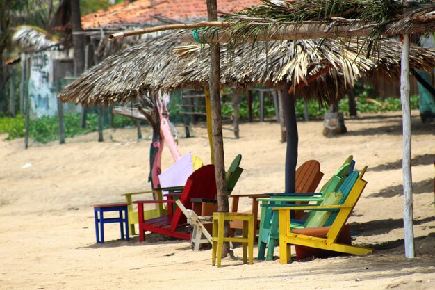 Zdjęcie puste krzesło na plaży