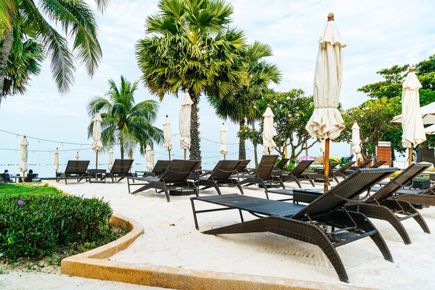 Puste Krzesło Plażowe Z Palmą Na Plaży Z Morzem