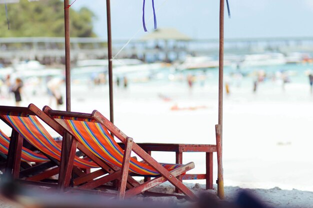 Zdjęcie puste leżaki na plaży.