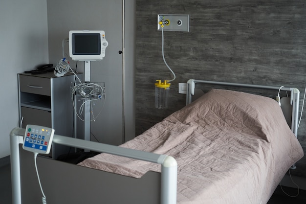 Puste łóżko szpitalne dla pacjenta z koronawirusem.